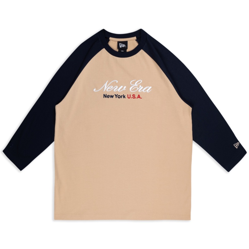 NEW ERA BASIC SCRIPT OAT MILK RAGLAN SLEEVE T-SHIRT
