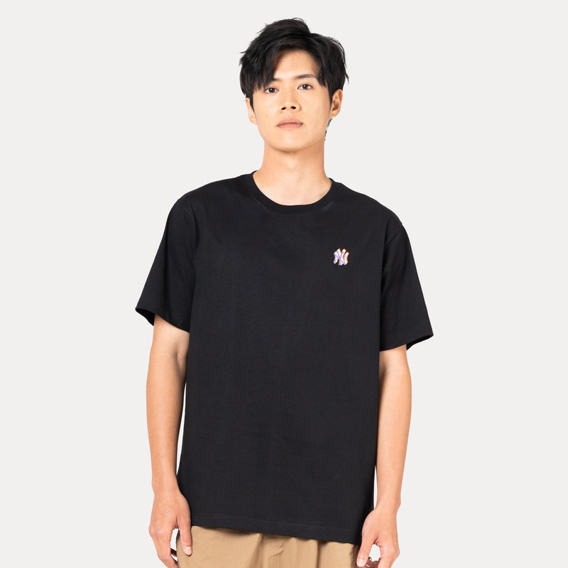 NEW YORK YANKEES LIGHT RAINBOW LAYERED LOGO BLACK REGULAR SHORT SLEEVE T-SHIRT