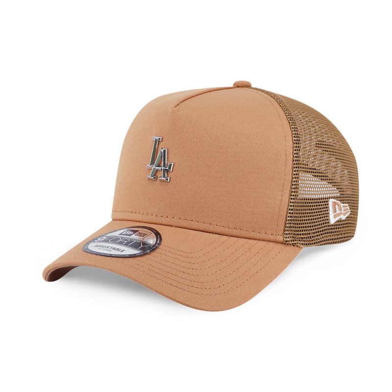 LOS ANGELES DODGERS MLB METAL BADGE DEEP SAND BROWN 9FORTY AF TRUCKER CAP
