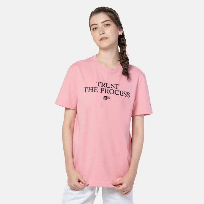 NEW ERA MY VALENTINE – NEW ERA SCRIPT ROSE PINK REGULAR SHORT SLEEVE T-SHIRT
