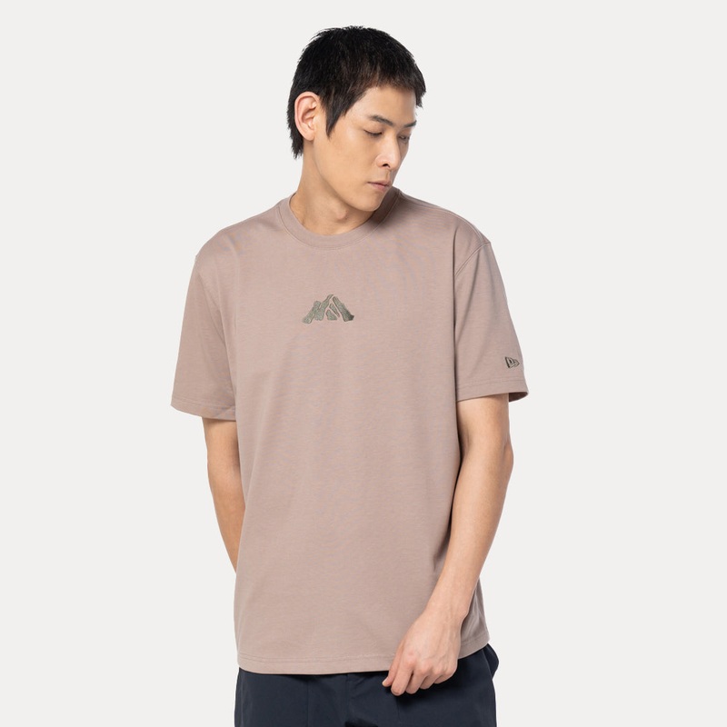 NEW ERA MOUNTAIN LOGO ASH BROWN PERFORMANCE SHORT SLEEVE T-SHIRT