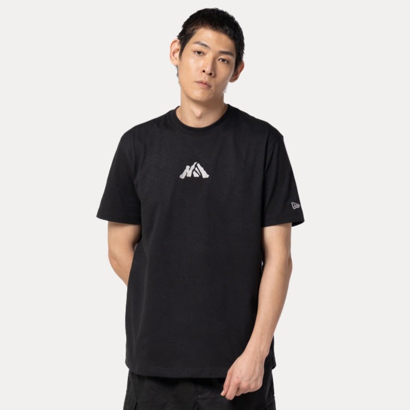 NEW ERA MOUNTAIN LOGO BLACK PERFORMANCE SHORT SLEEVE T-SHIRT