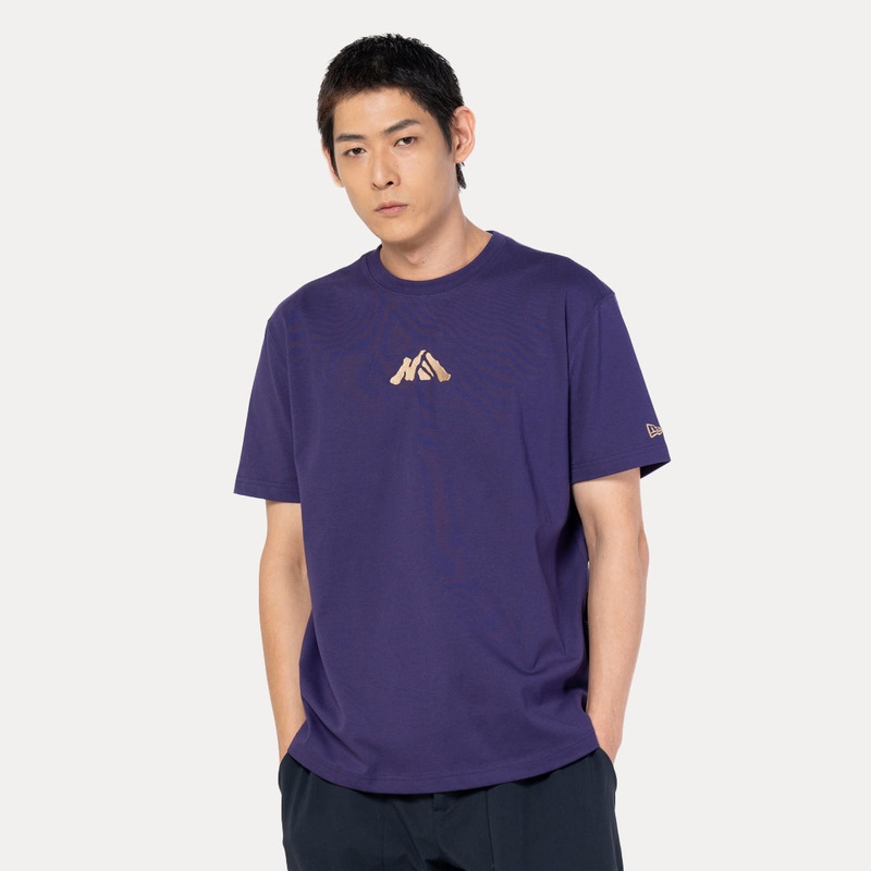 NEW ERA MOUNTAIN LOGO PURPLE PERFORMANCE SHORT SLEEVE T-SHIRT