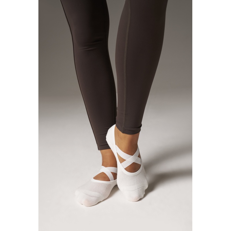 EMBLEM BARRE GRIP SOCKS – BONE
