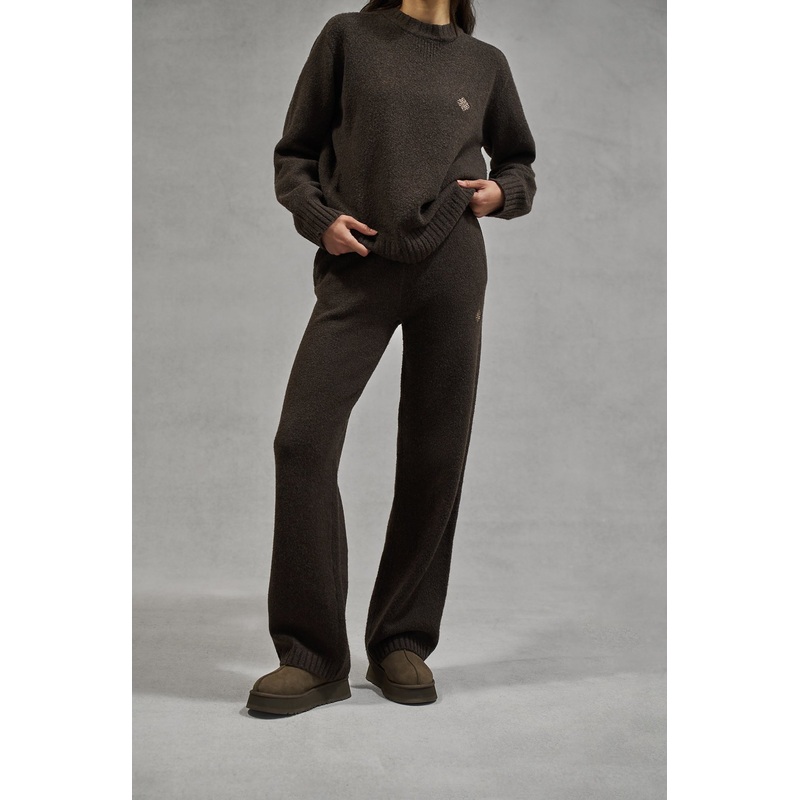 FLUFFY KNIT EMBLEM EMBROIDERED JOGGER – BROWN