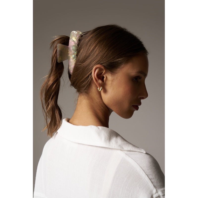 TORTOISESHELL EMBLEM CLAW CLIP – PEARL