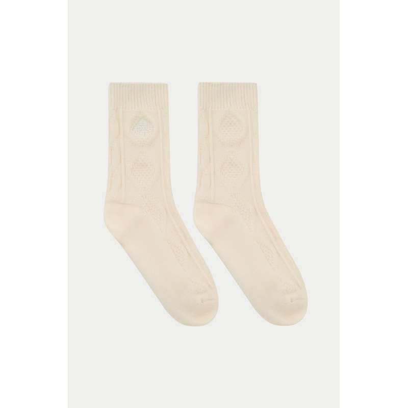 EMBLEM CABLE KNIT SOCKS – OFF WHITE