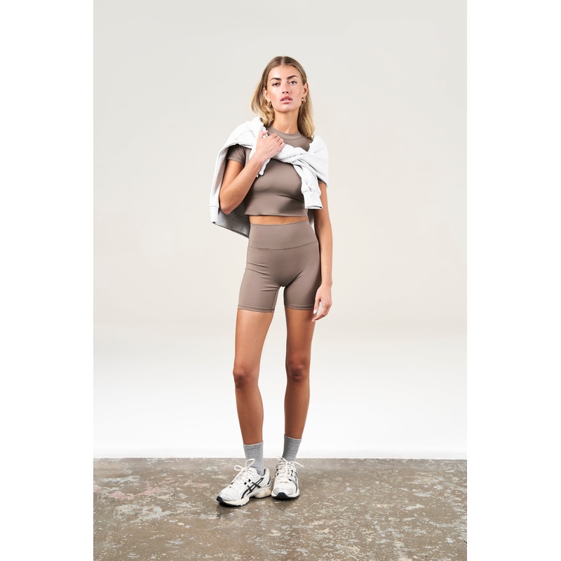 SCULPTING STRETCH EMBLEM CYCLING SHORTS – COCOA