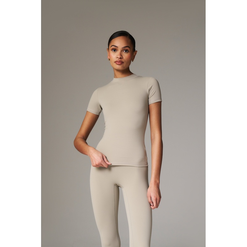 SCULPTING STRETCH EMBLEM BABY TEE – BEIGE