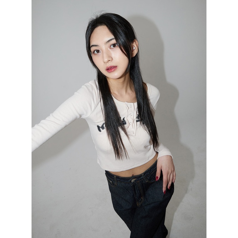 Graphic Snap Button Scoop Neck Cropped Top BJ319