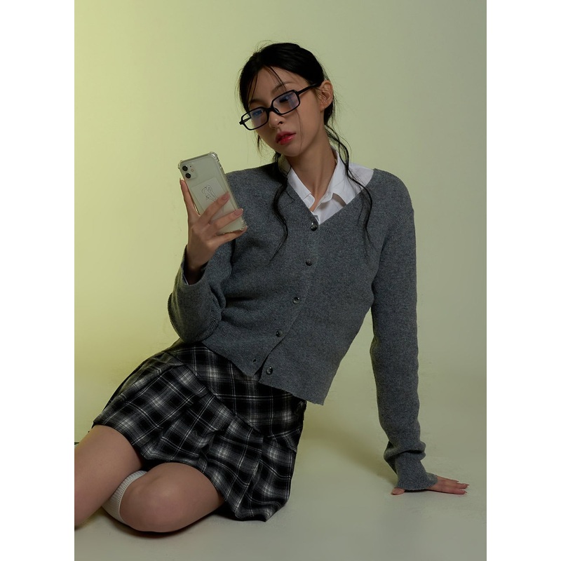 V-Neck Buttoned Cardigan CO426